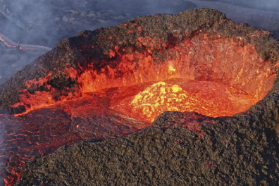 Cratère avec projections de lave - 1mn 24s